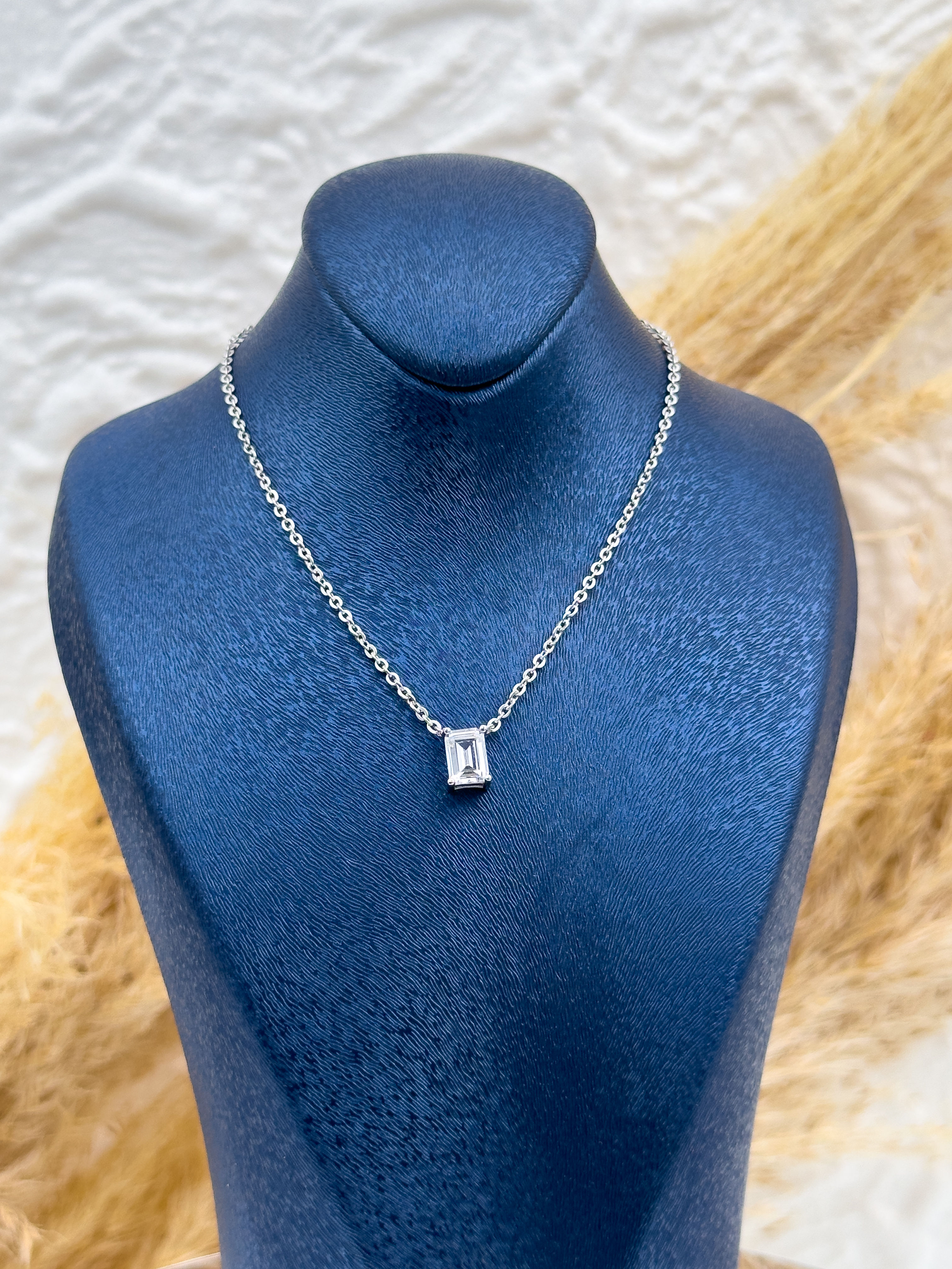 925 Ayar Gümüş Baget Taşlı Pırlanta Montür Kadın Kolye – Zarif ve Şık Hediyelik